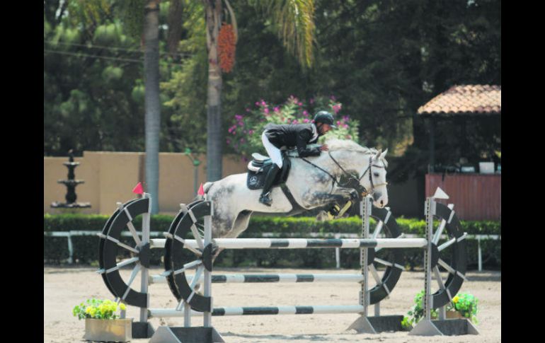 Montando a 'Chasum', Martín Jiménez se llevó los máximos honores en la prueba libre con obstáculos a 1.25 metros de altura. EL INFORMADOR / F. Atilano