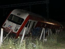 Los equipos de rescate trabajaron gran parte de la noche para asegurarse de que no quedaba nadie entre los restos del tren. EFE / V. Ververidis