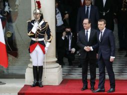 Macron, que fue conducido en un Renault Espace blindado hasta el Elíseo bajo una ligera lluvia, fue recibido por Hollande en el patio. EFE / P. Kovarik