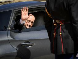 François Hollande se despide de los periodistas al abandonar el Elíseo tras la ceremonia del traspaso de poderes. EFE / E. Feferberg