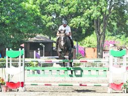 Martín Jiménez, del Guadalajara Jockey Club, haciendo binomio con 'Cornelius', triunfó en la categoría de 1.40 metros de altura. EL INFORMADOR / A. Camacho