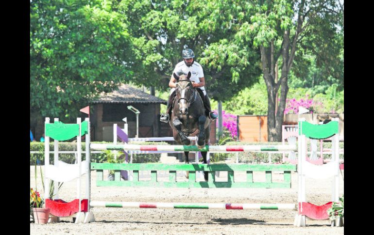 Martín Jiménez, del Guadalajara Jockey Club, haciendo binomio con 'Cornelius', triunfó en la categoría de 1.40 metros de altura. EL INFORMADOR / A. Camacho