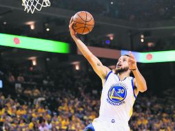 La figura. De nueva cuenta Stephen Curry marcó diferencia al conseguir 40 puntos en el partido de ayer. AFP /