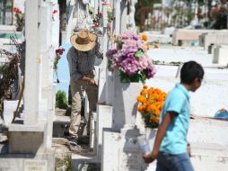 Ocasionalmente los visitantes ayudan a las labores de limpieza de las distintas áreas de los cementerios. EL INFORMADOR / G. Gallo