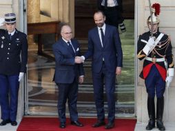 En la foto, el primer ministro saliente Bernard Cazeneuve (i) y el entrante, Edouard Philippe (d). EFE / T. Samson