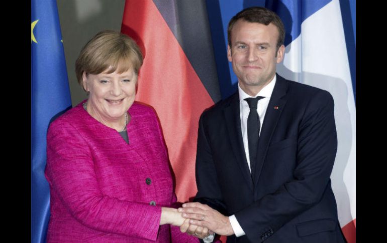 Merkel y Macron realiza su primera rueda de prensa conjunta tras una reunión privada este lunes. AP / K. Nietfeld