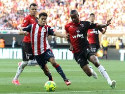 Barreiro (d) señala que el equipo rojinegro quedó contento por todo lo que pudieron hacer durante todo el Clausura 2017. EFE / U. Ruiz