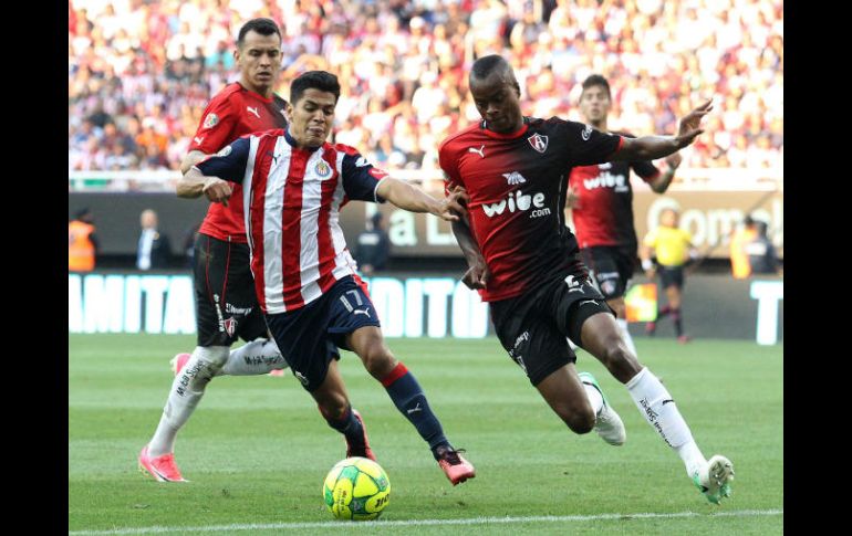 Barreiro (d) señala que el equipo rojinegro quedó contento por todo lo que pudieron hacer durante todo el Clausura 2017. EFE / U. Ruiz