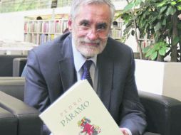 Protagonista. Víctor Jiménez, presidente de la Fundación Juan Rulfo, presenta una nueva edición de 'Pedro Páramo'. NTX /