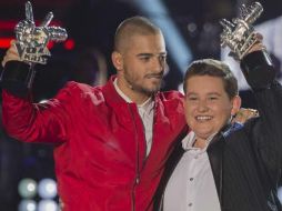 Maluma y Eduardo. Coach y ganador de la edición más reciente de 'La Voz Kids'. ESPECIAL / CORTESÍA TELEVISA