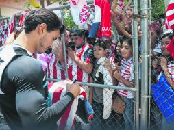 Decenas de niños y jóvenes acudieron a Verde Valle a ver entrenar a su equipo. Aquí, Osvaldo Alanís repartiendo autógrafos. EL INFORMADOR / G. Gallo