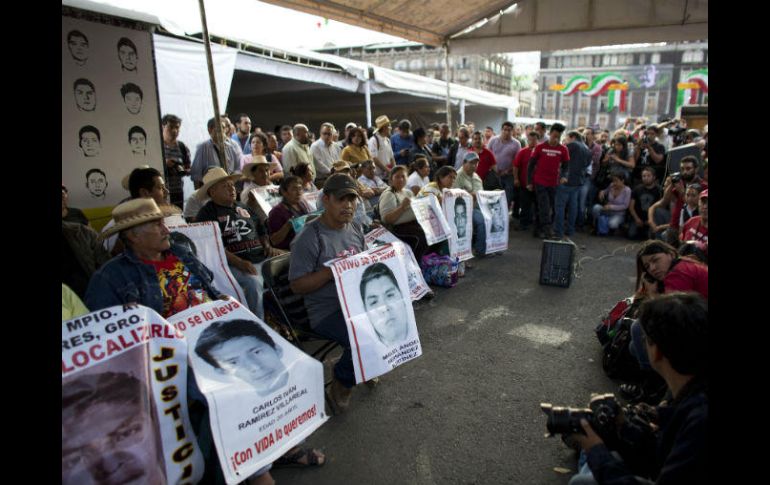 Padres de las víctimas y simpatizantes del movimiento marcharon sobre Paseo de la Reforma hacia la PGR. AP / ARCHIVO