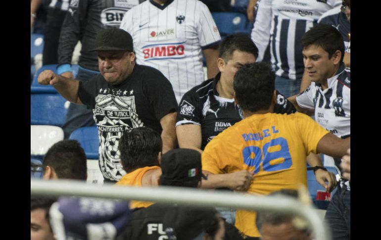 Al final del encuentro entre Tigres y Monterrey hubo pleito entre los aficionados que dejó un saldo de 30 detenidos y tres heridas. MEXSPORT / ARCHIVO