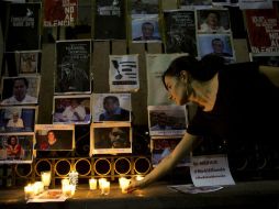 En una protesta afuera de la Secretaría de Gobernación se montó un altar con fotografías de periodistas asesinados. AP / R. Blackwell