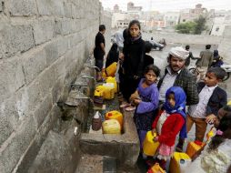 Varias personas recogen agua desde una fuente en Saná. Debido a las condiciones insalubres del líquido, las enfermedades aumentan. EFE / Y. Arhab