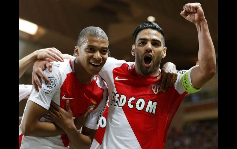 Kylian Mbappe (D) y Radamel Falcao (I) celebran la victoria del club del principado. EFE / S. Nogier