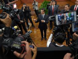 Enrique Peña con trabajadores de los medios de comunicación, ayer en Los Pinos. AFP / A. Estrella