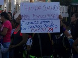 Esta mañana, algunos padres de familia y alumnos bloquearon la carretera a Saltillo, a manera de protesta. EL INFORMADOR / T. Villaseñor