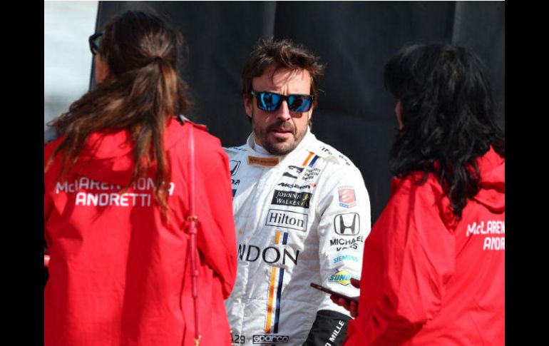 Michael Andretti (I) acompaña a Alonso (D) durante los entrenamientos. AP / M. Conroy