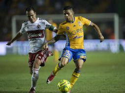 Javier Aquino, autor del segundo gol, disputa el balón con Juan Carlos Núñez. MEXSPORT / J. Martínez