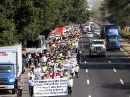 Ayer, medio millas de personas marcharon por carretera a Chapala en demanda del pago a ejidatarios de El Zapote. EL INFORMADOR / M. Vargas