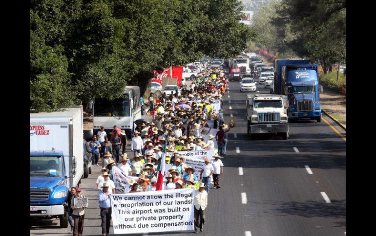 Ayer, medio millas de personas marcharon por carretera a Chapala en demanda del pago a ejidatarios de El Zapote. EL INFORMADOR / M. Vargas