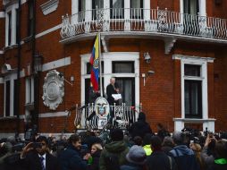 Foto de 2016 que muestra a Assange en el balcón de la embajada ecuatoriana en Londres. AFP / B. Stansall