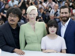 La actriz británica Tilda Swinton y la joven Seo-Hyun Ahn, protagonistas de la cinta, junto al director. EFE / S. Nogier