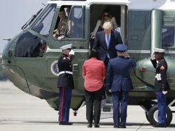 Donald Trumb se baja del Marine One antes de abordar el Air Force One para su primer viaje al extranjero como mandatario. AP / E. Vucci