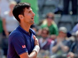 ''Nole'' tendrá que aprovechar al máximo sus pocas horas de descanso, ya que saltará de nuevo a la pista central esta noche. AFP / T. Fabi