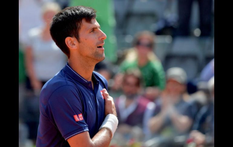 ''Nole'' tendrá que aprovechar al máximo sus pocas horas de descanso, ya que saltará de nuevo a la pista central esta noche. AFP / T. Fabi