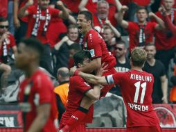 Javier Hernández celebra uno de los goles del día con Kai Havertz y Stefan Kiessling. EFE / F. Trueba