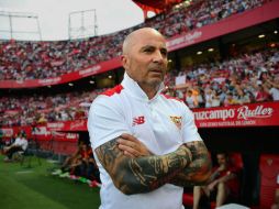 Una parte de la afición sevillana se mostró hostil al entrenador durante el partido de hoy. AFP / C. Quicler