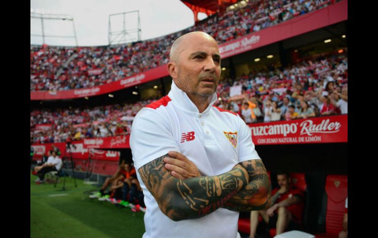 Una parte de la afición sevillana se mostró hostil al entrenador durante el partido de hoy. AFP / C. Quicler