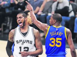 Kevin Durant (#35) lideró a los Warriors en puntos, mientras que LaMarcus Aldridge (#12) no cumplió con ser la guía de los Spurs. AP / R. Cortes