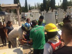 Al parecer la mujer buscaba cortar camino al cruzar sobre las lozas, sin embargo una de ellas quiebra, lo que ocasiona que ella caiga. ESPECIAL / Bomberos Guadalajara