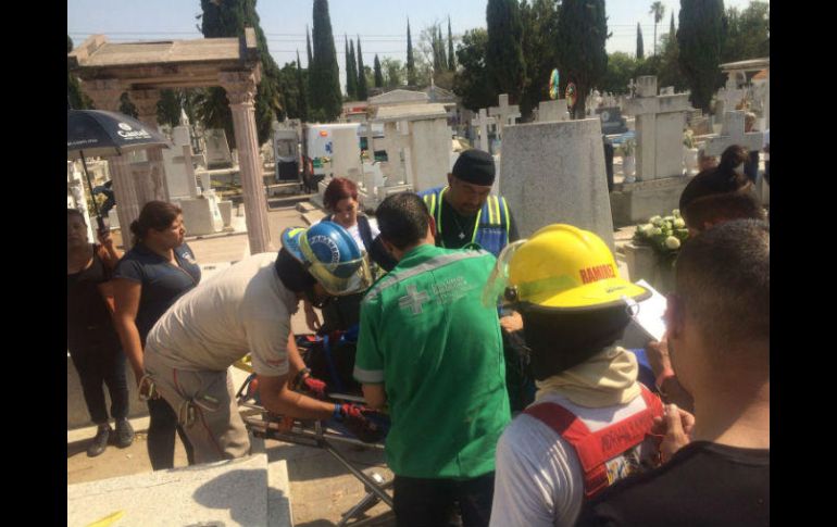 Al parecer la mujer buscaba cortar camino al cruzar sobre las lozas, sin embargo una de ellas quiebra, lo que ocasiona que ella caiga. ESPECIAL / Bomberos Guadalajara