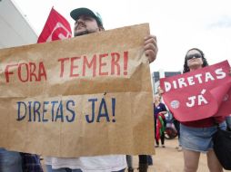 A poco más de un año de asumir la presidencia, Temer enfrenta llamados a que renuncie o enfrente un juicio político. EFE / J. Alves