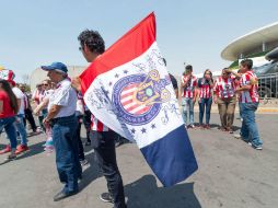 Sin importar el calor, aficionados llegaron al Estadio Chivas. MEXSPORT / A. Juárez