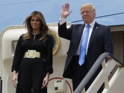 Aunque Melania  vistió conservadoramente su cabellera castaña se movía con la brisa en el Aeropuerto de Riad. AP / ARCHIVO