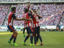 Los jugadores del Guadalajara y su afición, explotaron al minuto 30 después del tanto de Néstor Calderón (#18). EL INFORMADOR / F. Atilano