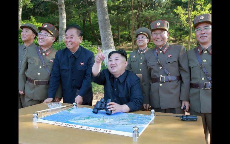 El líder norcoreano Kim Jong Un ordenó el despegue y lo observó desde una torre de vigilancia, según la prensa norcoreana. AFP /