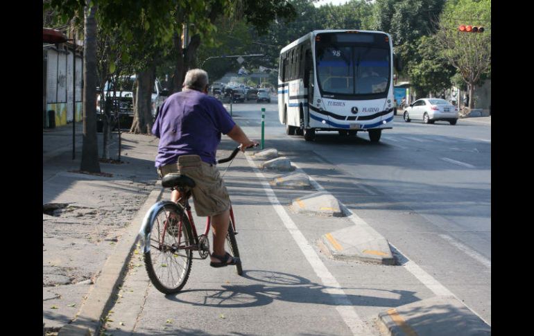 Mencionan que, mientras hay personas que sí quieren la ciclovía, hay otras que no se quieren bajar del auto. EL INFORMADOR / ARCHIVO