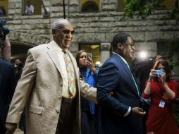 Cosby llegó al juzgado en Pittsburgh tomado del brazo de un asistente. AP / N. Smallwood