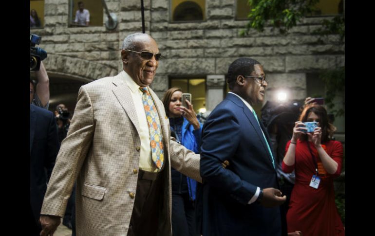 Cosby llegó al juzgado en Pittsburgh tomado del brazo de un asistente. AP / N. Smallwood