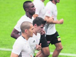 Al parejo. Jorge Torres Nilo (primero) entrenó al lado de sus compañeros del equipo tras superar la lesión. MEXSPORT /