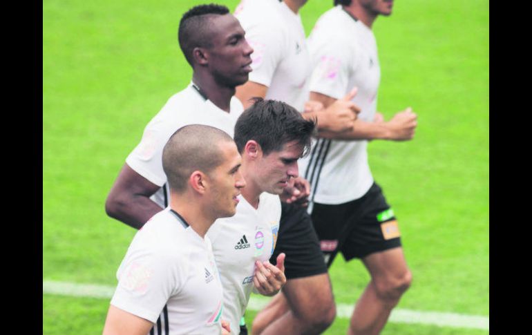 Al parejo. Jorge Torres Nilo (primero) entrenó al lado de sus compañeros del equipo tras superar la lesión. MEXSPORT /