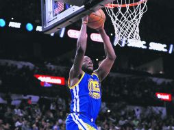 Draymond Green. clava el balón para conseguir dos de los 16 puntos que aportó ayer por la noche en el cuarto juego ante los Spurs. AFP /