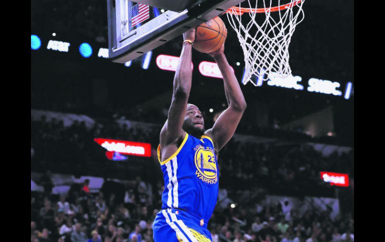 Draymond Green. clava el balón para conseguir dos de los 16 puntos que aportó ayer por la noche en el cuarto juego ante los Spurs. AFP /