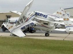 Algunas avionetas estaban apiladas cuando los funcionarios llegaron al Aeropuerto para inspeccionar los daños. AP / L. Baker